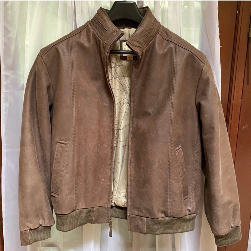 Size M. Heavy duty quality leather jacket from Jos A Bank. Fits true to size.